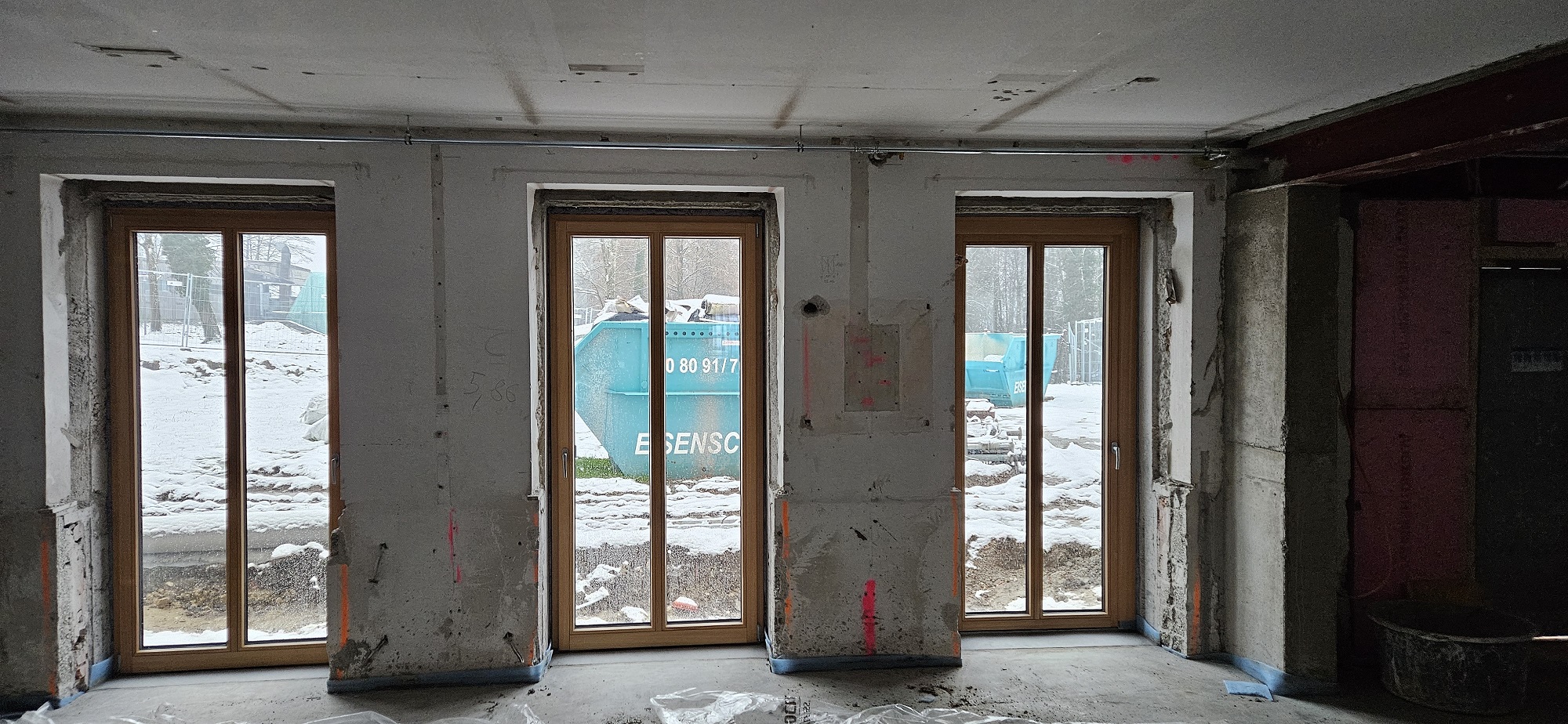 Die Fassade für den Neubau steht schon fast - als nächstes werden die Fenster eingesetzt