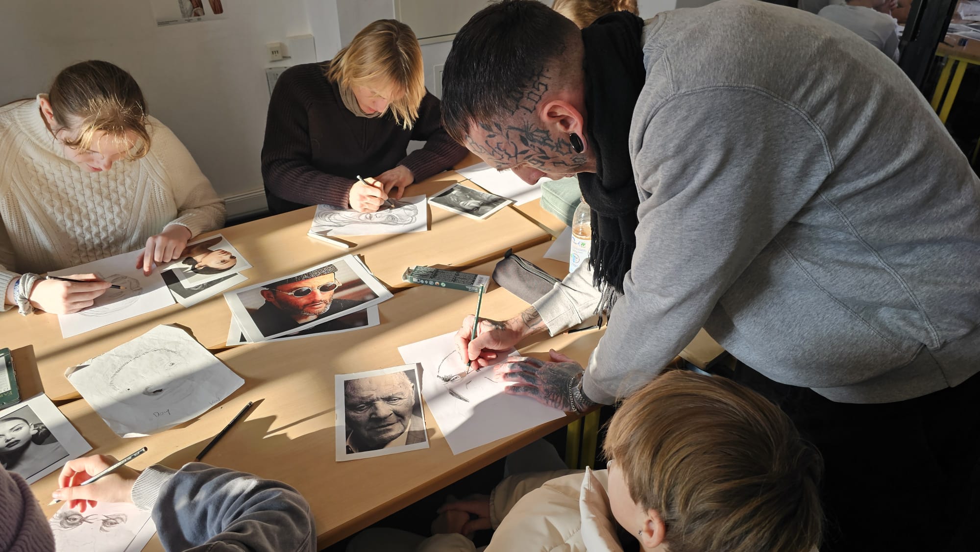 Die Projektgruppe Zeichnen der 9. Klasse und Kunstimpuls zeichnet realistische Porträts