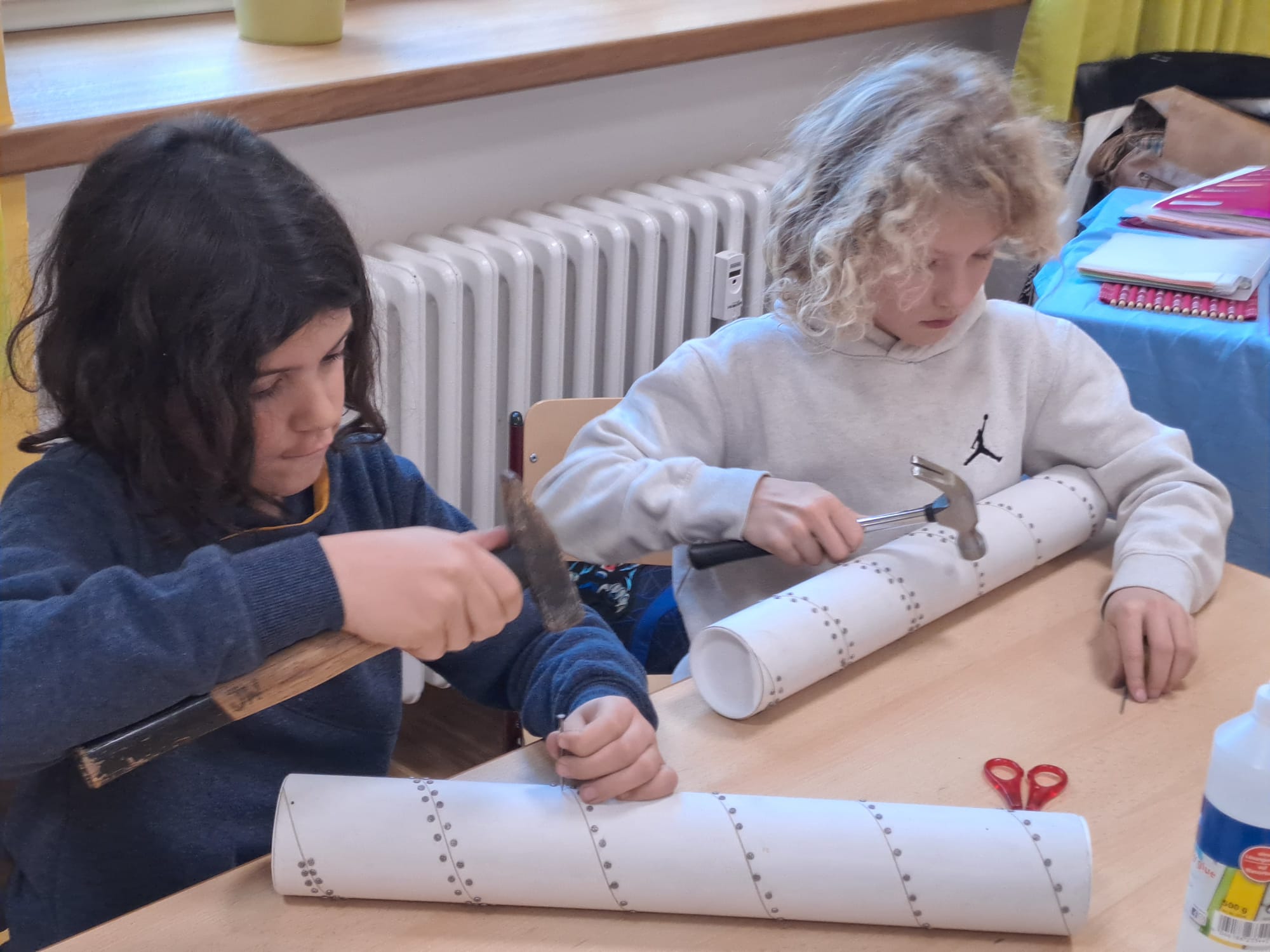 Kinder der 3. Klasse bauen einen Regenmacher