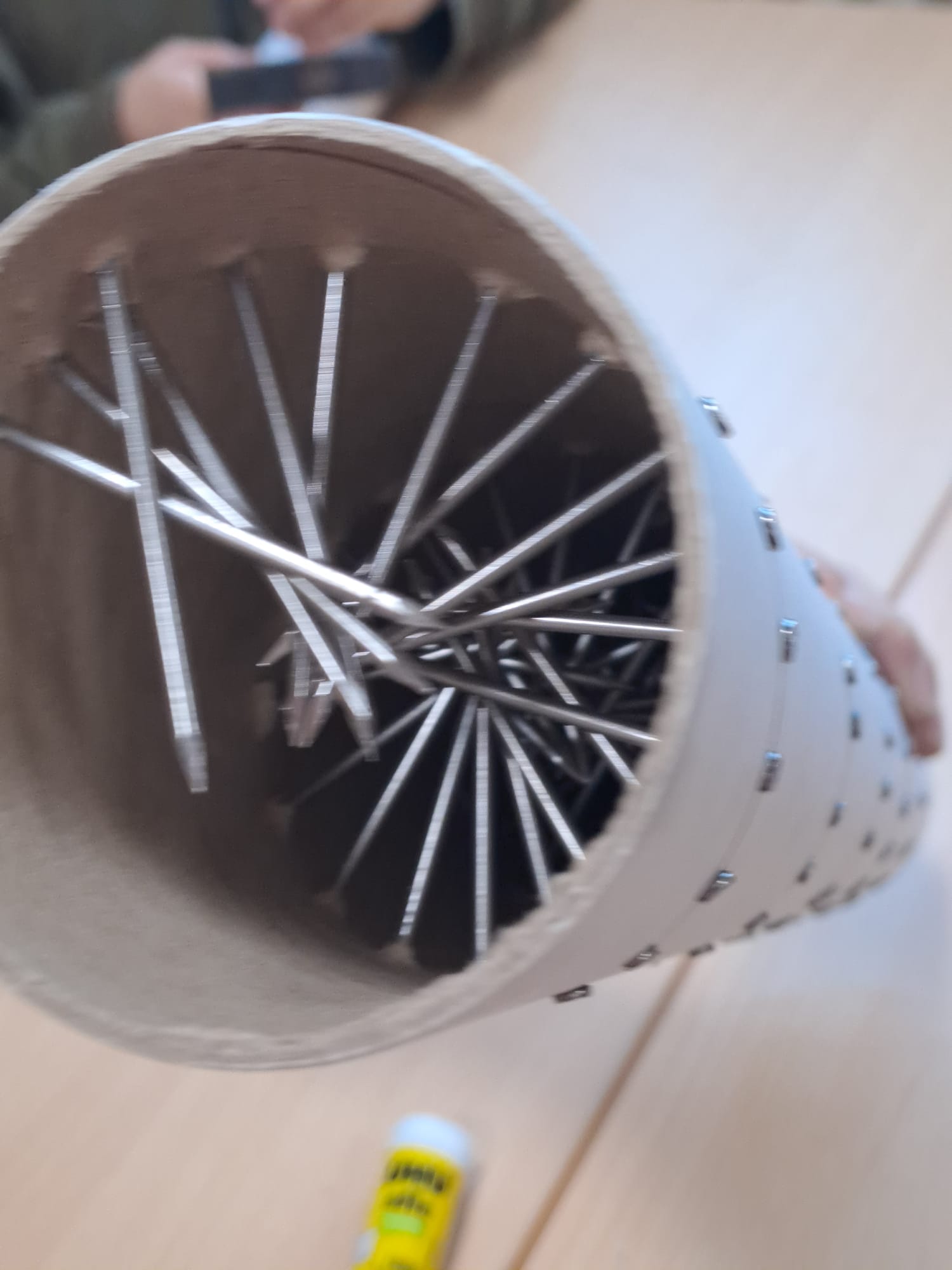 Ein Regenmacher ist ein Instrument, inspiriert von den Ureinwohnern Chiles, welches das Geräusch von Regen imitiert